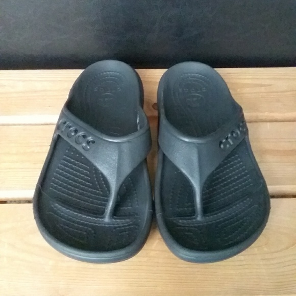 crocs baya flip flops mens